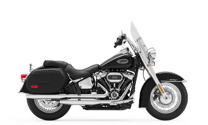 Harley-Davidson® Heritage Classic Vivid Black (Chrome Finish w/ Laced Wheels) 2022